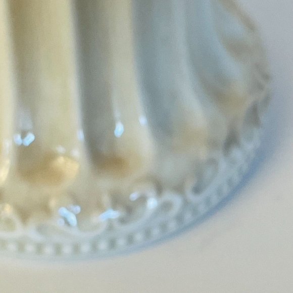 Amacan Porcelain Salt & Pepper Shaker Set Piller Holly & Berries Design NWOT - Picture 13 of 16